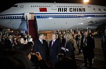 A kínai elnököt Orbán Viktor fogadta a reptéren