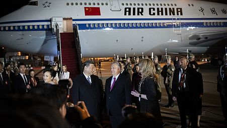 A kínai elnököt Orbán Viktor fogadta a reptéren