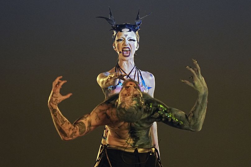 Bambie Thug, da Irlanda, interpreta a canção Doomsday Blue durante o ensaio geral da primeira semifinal do Festival Eurovisão da Canção