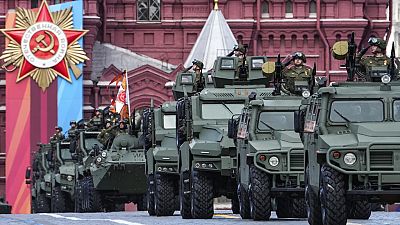 Vehículos militares blindados rusos ruedan durante el ensayo general del desfile militar del Día de la Victoria en la Plaza Roja de Moscú, Rusia, el domingo 5 de mayo de 2024.