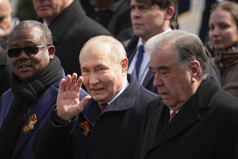 Владимир Путин приветствует участников парада Победы