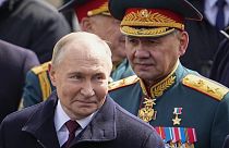 Putyin elnök és Sojgu védelmi miniszter a Vörös téren