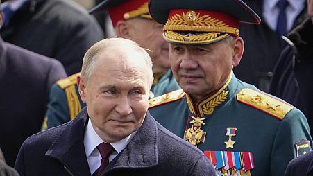 Putyin elnök és Sojgu védelmi miniszter a Vörös téren