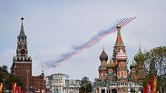 Der Tag des Sieges hat in Russland mit einer traditionellen Militärparade begonnen.