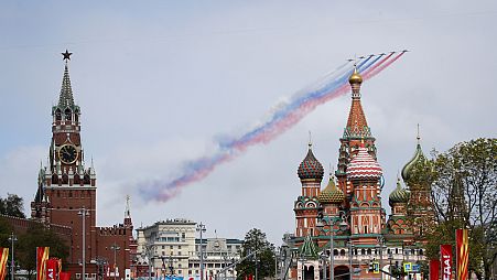 Der Tag des Sieges hat in Russland mit einer traditionellen Militärparade begonnen.