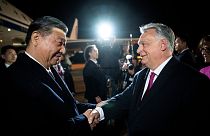 شی جین پینگ، رئیس جمهور چین سمت چپ و ویکتور اوربان، نخست وزیر مجارستان سمت راست.