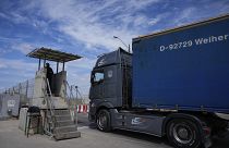شاحنة تحمل مساعدات إنسانية لقطاع غزة تمر عبر معبر كرم أبو سالم في جنوب إسرائيل، الخميس 14 مارس 2024