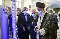 Dini Lider Ayetullah Ali Hamaney, İran'ın başkenti Tahran'daki ofis yerleşkesinde ülkenin nükleer başarılarının sergilendiği bir sergiyi ziyaret ediyor. 11 Haziran 2023  