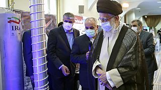 Dini Lider Ayetullah Ali Hamaney, İran'ın başkenti Tahran'daki ofis yerleşkesinde ülkenin nükleer başarılarının sergilendiği bir sergiyi ziyaret ediyor. 11 Haziran 2023  