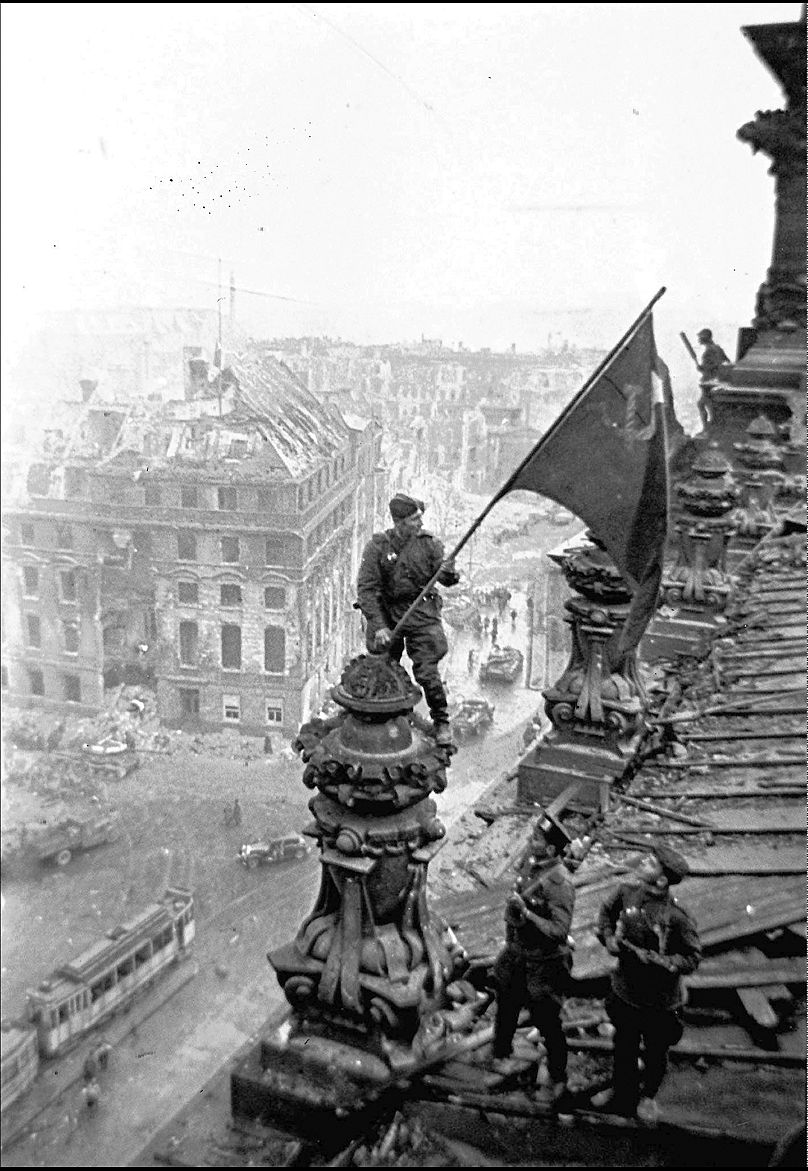 SSCB&apos;nin zaferini simgeleyen kırmızı bayrak, Reichstag üzerinde göndere çekildi / 1945