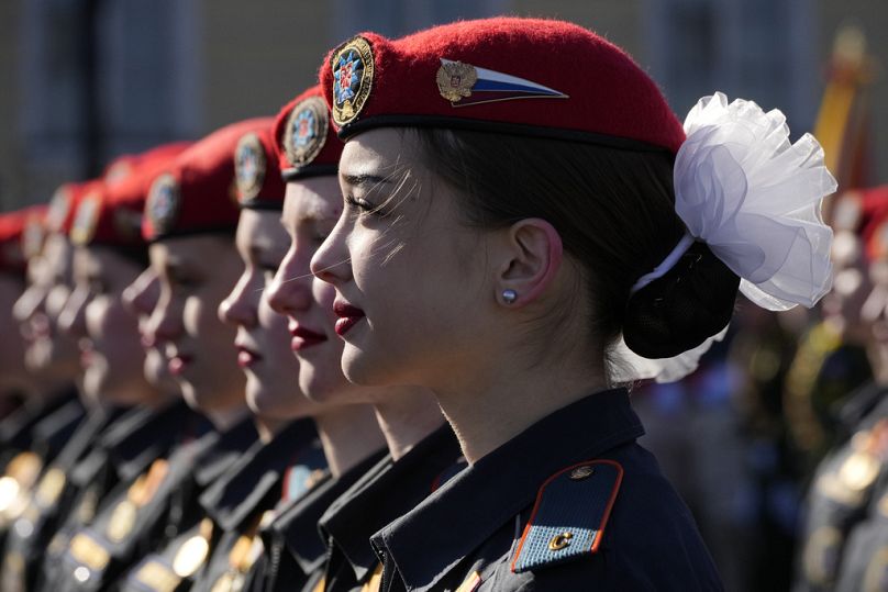 Rusya&apos;nın başkenti Moskova&apos;daki Kızıl Meydan&apos;da düzenlenen Zafer Günü kutlamalarına katılan kadın askerler