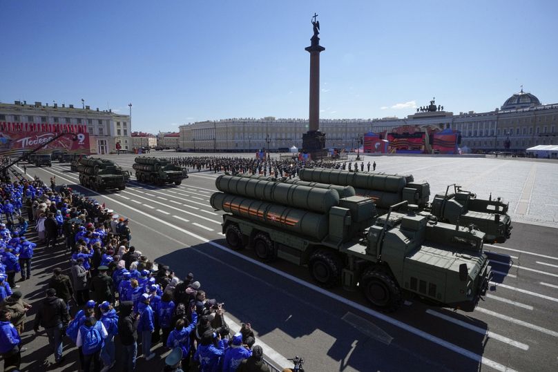 Moskova&apos;da düzenlenen Zafer Günü kutlamaları nedeniyle Kızıl Meydan&apos;dan geçen S-400 fze savunma sistemleri
