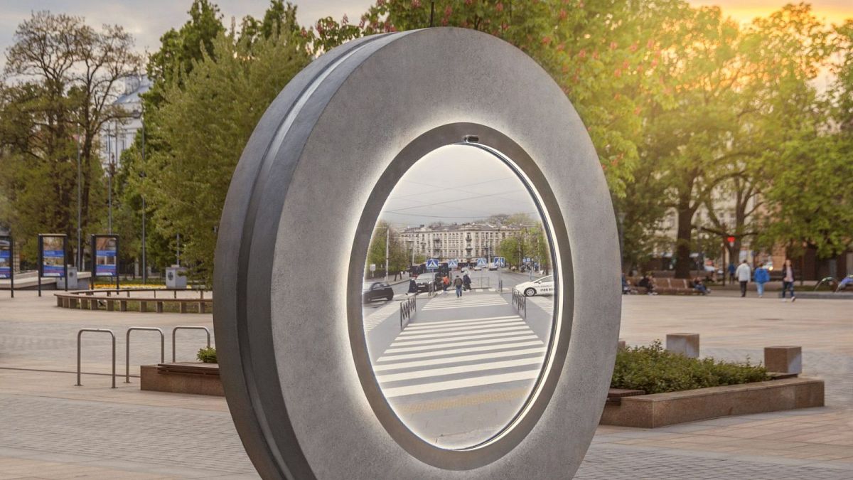 Dublin and New York are now connected by a ‘portal’ and locals are using it to flirt with strangers thumbnail