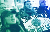 Manifestantes gritan consignas durante una manifestación contra el Foro Económico Mundial en Davos, enero de 2024.