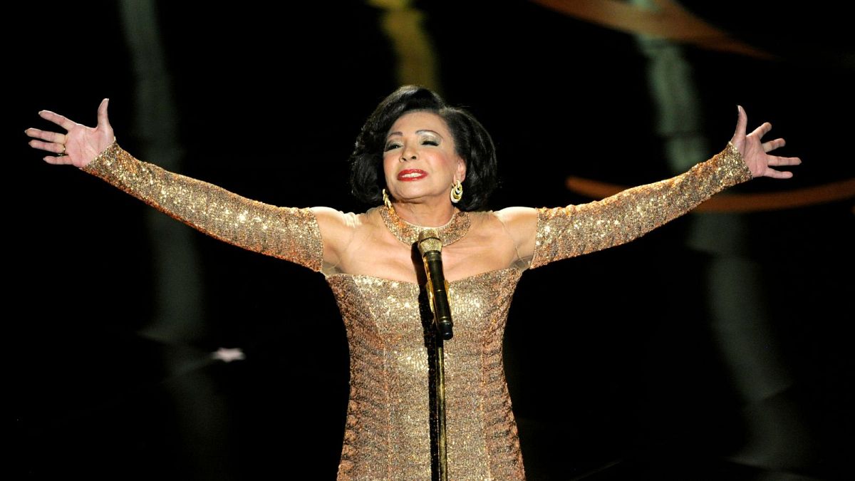 Not quite forever? Shirley Bassey auctions her diamonds thumbnail