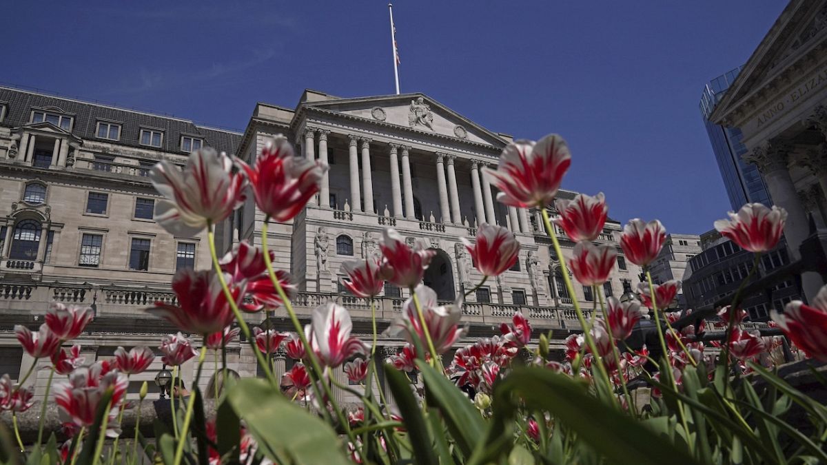 Банката на Англия остави лихвения процент задържан въпреки че инфлацията
