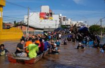 Voluntarios se reúnen para ayudar a los residentes a evacuar una zona inundada por las fuertes lluvias, en Porto Alegre, Brasil.