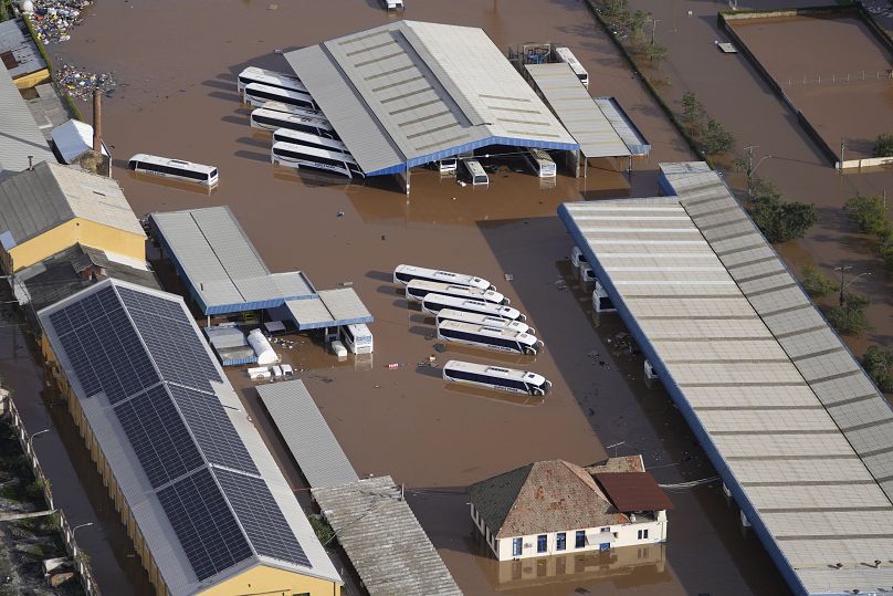 Una estación de autobuses queda inundada después de fuertes lluvias en Porto Alegre, estado de Rio Grande do Sul, Brasil, el 8 de mayo de 2024.