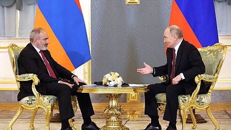 Putin ve Paşinya çarşamba günü Moskova'da biraraya geldi