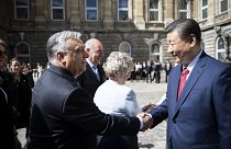 A magyar miniszterelnök és a kínai államfő a Budavári Palota udvarában 