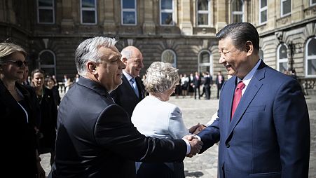A magyar miniszterelnök és a kínai államfő a Budavári Palota udvarában 