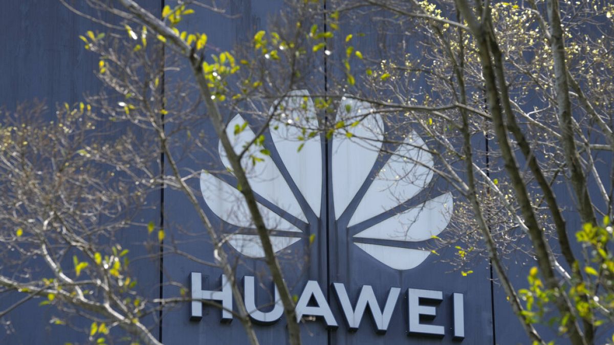 El logotipo de la marca Huawei se ve en un edificio del extenso campus de la sede central de Huawei en Shenzhen, China, el sábado 25 de septiembre de 2021.