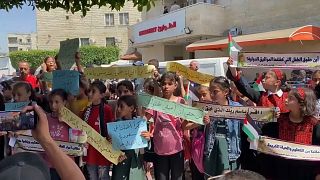 مظاهرة لأطفال فلسطينيين في دير البلح