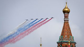 I jet Su-25 dell'aeronautica russa sorvolano la Piazza Rossa a Mosca, 9 maggio 2024