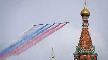 I jet Su-25 dell'aeronautica russa sorvolano la Piazza Rossa a Mosca, 9 maggio 2024