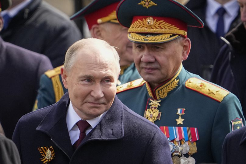 Der russische Präsident Wladimir Putin, links, und der russische Verteidigungsminister Sergej Schoigu, rechts, nach der Militärparade am 9. Mai 2024.