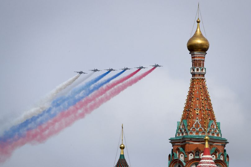 پرواز جنگنده‌ها در رژه روز پیروزی در روسیه