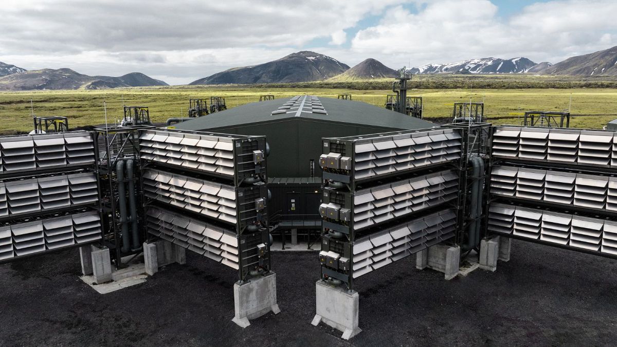Interior de la "gigantesca" planta islandesa de captura directa de carbono en el aire, la mayor del mundo.