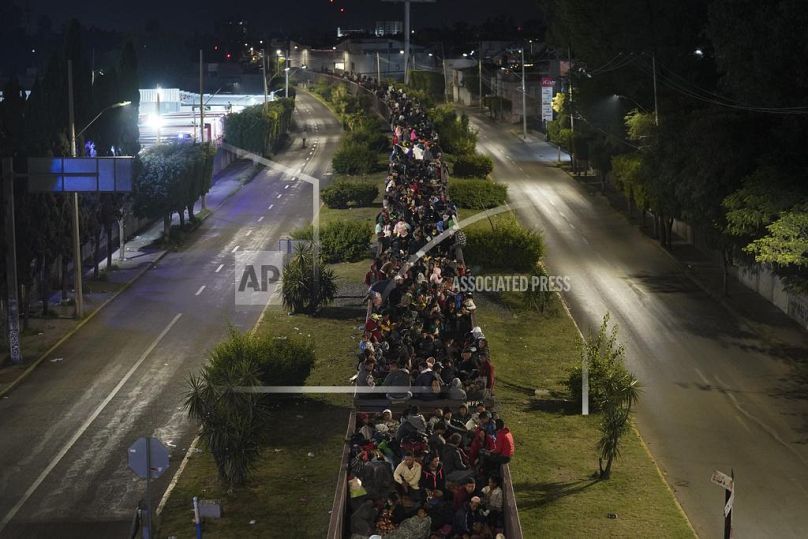 Inmigrantes viajan en los vagones de un tren de mercancías en dirección al norte, en Irapuato, México.