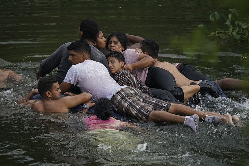 Un grupo de inmigrantes cruza el Río Bravo en una especie de balsa hacia Estados Unidos desde Matamoros, México.
