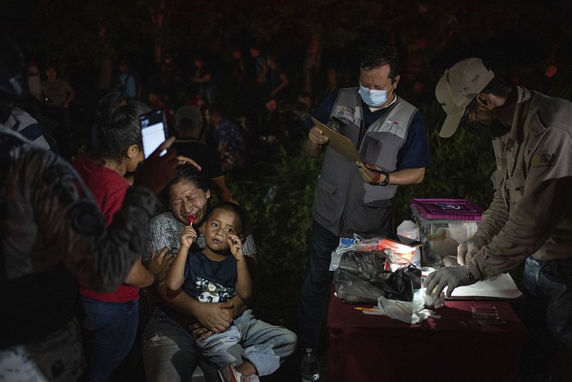 Inmigrantes que viajaban hacia Estados Unidos dentro de un camión son detenidos por agentes migratorios mexicanos y miembros de la Guardia Nacional, en Veracruz, México.