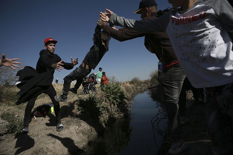 Inmigrantes cruzan el Río Grande hacia Estados Unidos desde Ciudad Juárez, México.