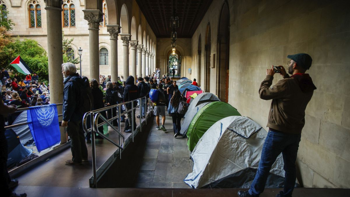 La gente protesta contra la ofensiva de Israel en Gaza, en la Universidad de Barcelona, ​​​​el 6 de agosto de 2014.