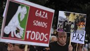 La gente protesta contra la ofensiva de Israel en Gaza, en Pamplona, ​​​​el 6 de agosto de 2014.