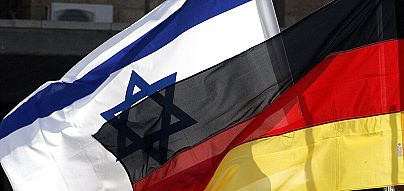 Almanya (önde) ve İsrail bayrakları
