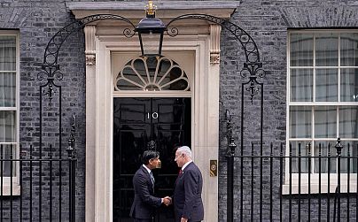 İngiltere Başbakanı Rishi Sunak (sol), Başbakanlık ofisi önünde İsrail Başbakanı Binyamin Netanyahu'yu karşılarken