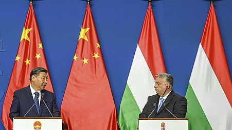  O presidente chinês, Xi Jinping, e o primeiro-ministro húngaro, Viktor Orbán, numa conferência de imprensa esta quinta-feira em Budapeste