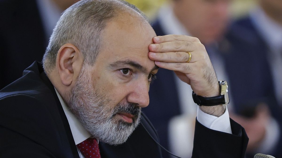Хиляди арменци поискаха оставката на премиера заради граничния спор