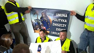 Des agriculteurs membres d'ORKA font un sit-in dans les couloirs du parlement polonais.