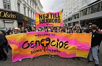Uno striscione con la scritta in svedese "No al genocidio" durante una manifestazione pro-Palestina e contro la partecipazione di Israele all'Eurovision a Malmo, 9 maggio 2024