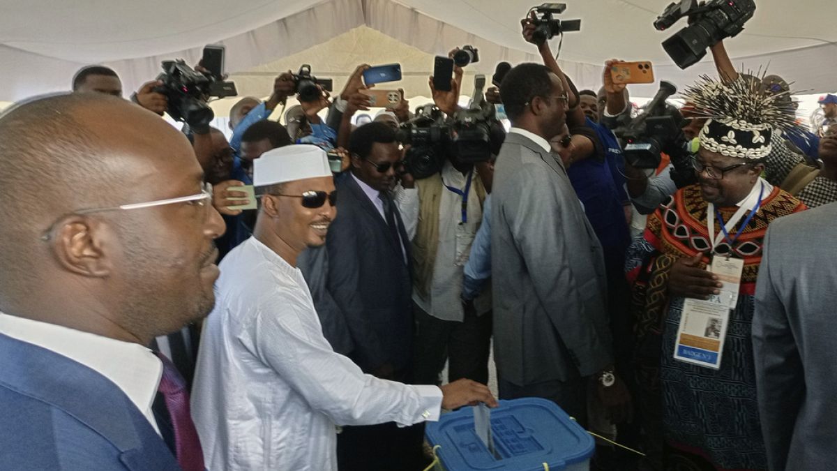 Mahamat Idriss Deby Itno durante il voto del 6 maggio 2024 in Ciad 