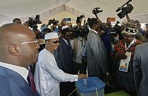 Mahamat Deby Itno, ganador de los comicios, vota en las elecciones de Chad.