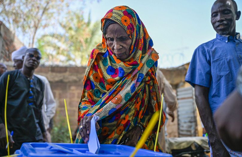 Mujer vota en Chad.