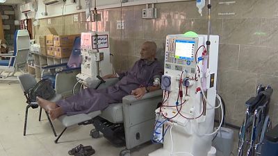 المريض بالفشل الكلوي إبراهيم أبو هاشم في مستشفى ناصر في  خان يونس القريبة في جنوب قطاع.
