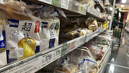 Pasco üretimi ekmeklerin bulunduğu bir süpermarket rafı