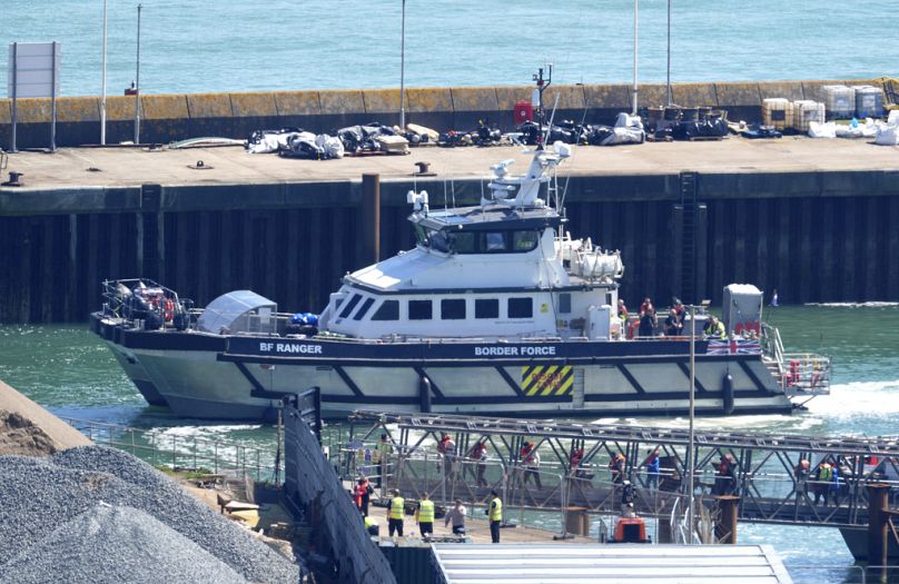Menekültek csoportját vitték Dover kikötőjébe, miután bajba kerültek a La Manche csatornán - 2024. április 29.